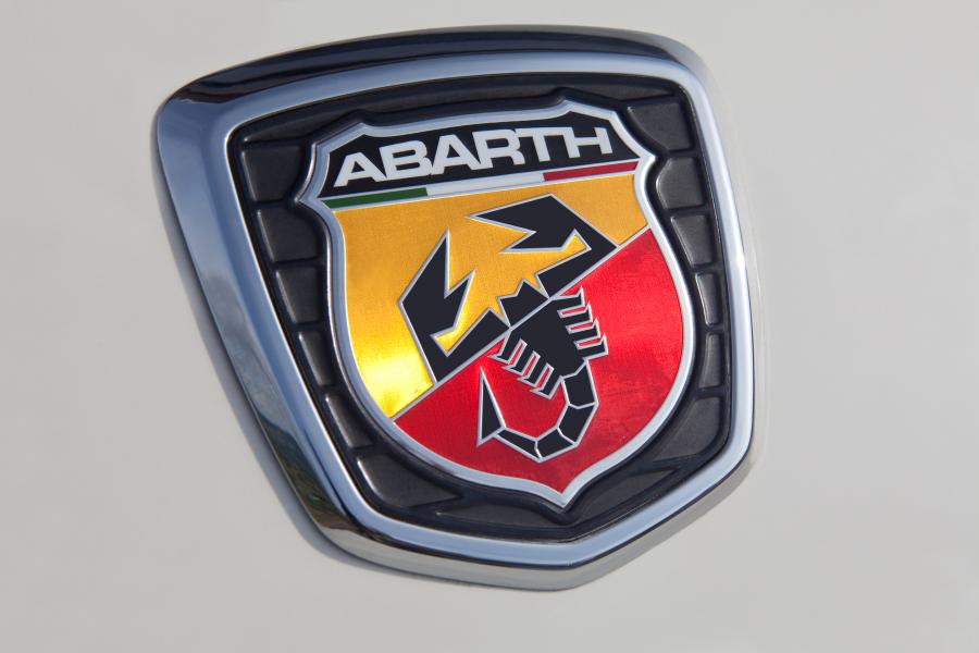 Логотип Abarth 500C 2010 года  (UK) (фото 25 из 32)